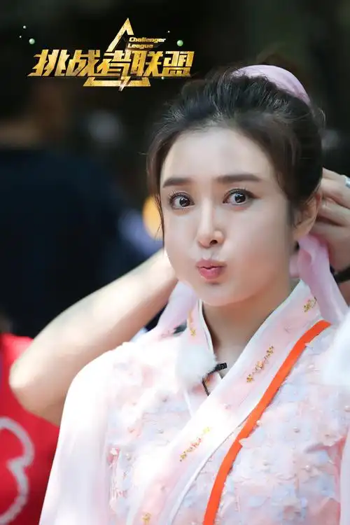 作为大型原创职业体验真人秀节目,这次节目全新升级,力邀秦岚作为特别