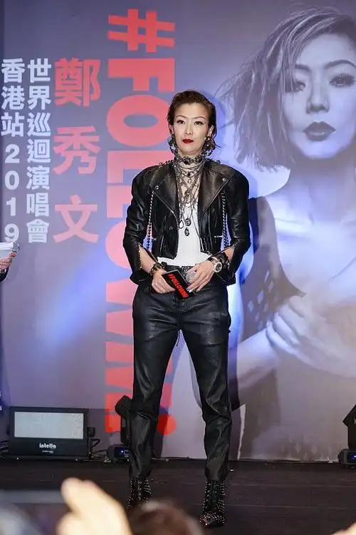 真想说姐姐好飒49岁的郑秀文闪耀穿搭好时尚尽显女性魅力