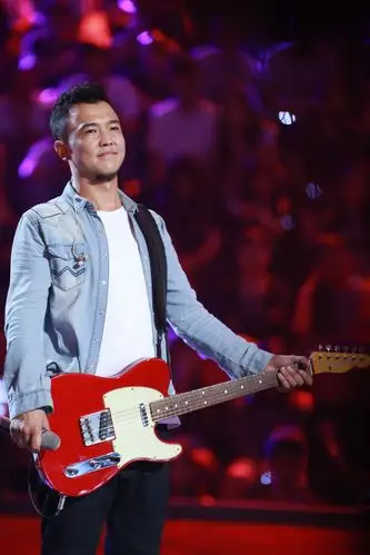 《中国新歌声》本周开启周杰伦战队的组内对战,小哥费玉清前来助阵