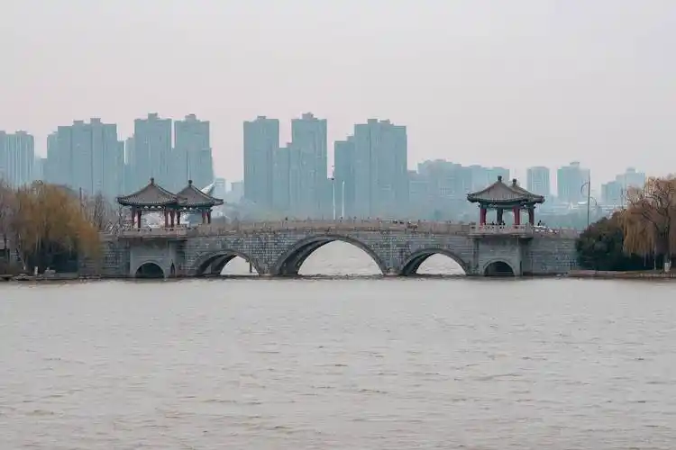 位于泉山区,为徐州云龙湖风景区主要景点,徐州旅游地标
