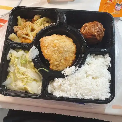 学校的10元盒饭