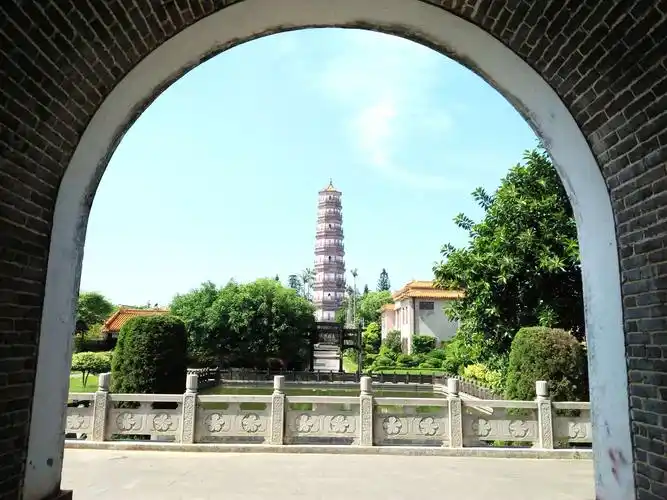 广东雷州三元塔公园