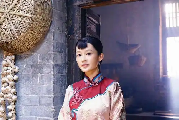 在《白鹿原》中,田小娥这个受到众人唾弃和欺负的女性角色,实际上是有