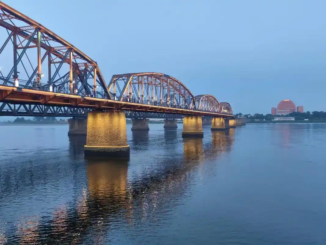 鸭绿江风景名胜区位于丹东境内鸭绿江下游的浑江口至江海分界处的沿江