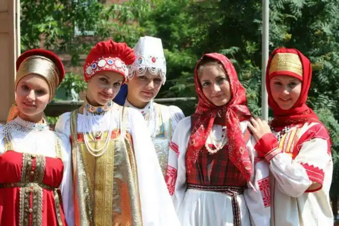 东北三省的北部黑龙江地区,俄罗斯族主要聚居在新疆维吾尔自治区西北