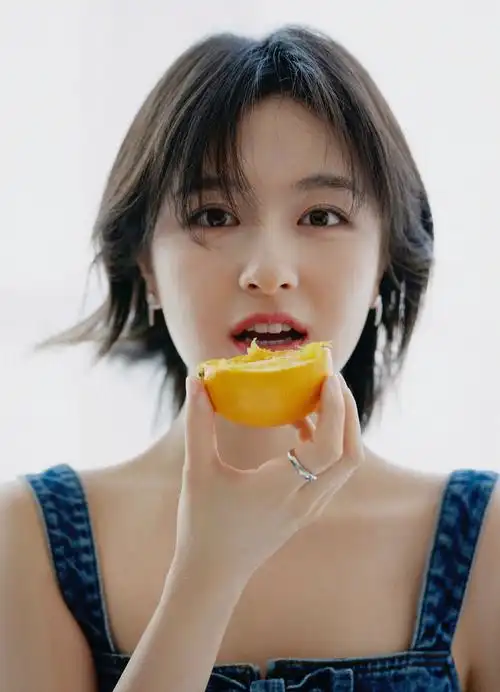 李兰迪穿露腰裙手捧香橙笑眼弯弯灵动俏皮