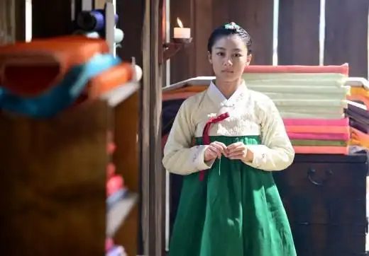 电视作品剧照姜敏儿慷慨大方,她聪慧的眼神,饱满的嘴唇等与演员金泰熙