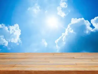 蓝蓝的天空云空空的木桌上蓝蓝的天空和云照片