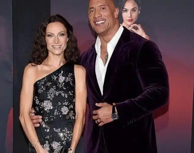 巨石强森携妻子亮相《红色通缉令》首映式,妻子劳伦容光焕发