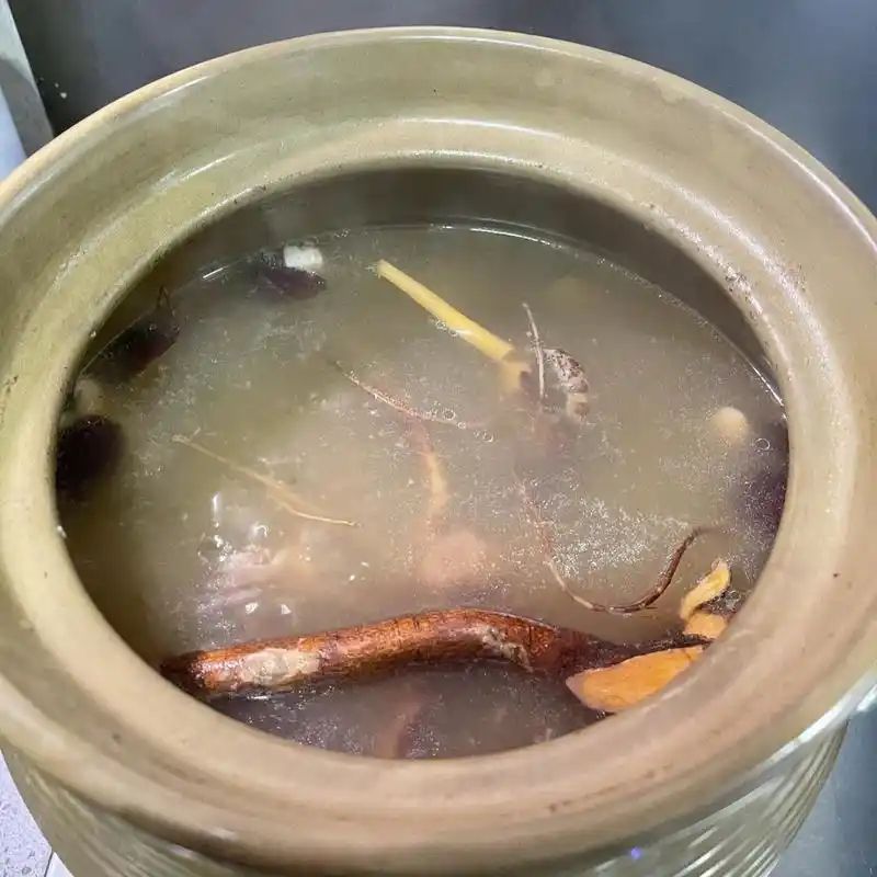 汤谱 | 五指毛桃煲牛大力 五指毛桃和茯苓,祛湿困,壮腰力的功效,正合