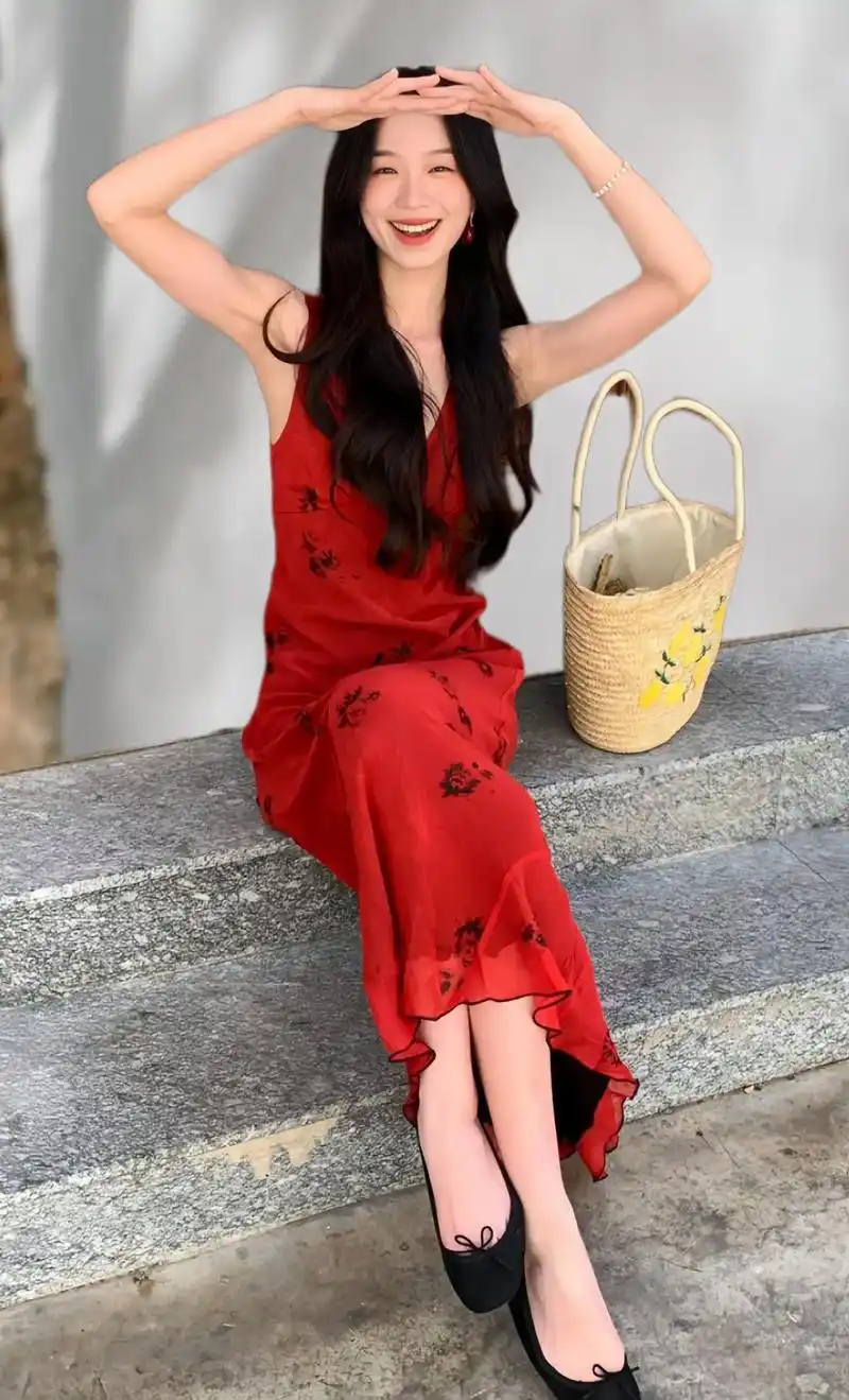 春夏迷人红色连衣裙~姐妹们~这红裙子谁懂啊~太惊艳了!明艳动 - 抖音