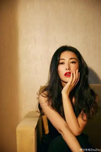 连续九年入选"一百张最美面孔"的朱珠,靠演技出圈了?