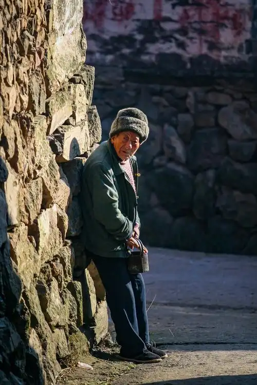 冬天晒太阳的老人