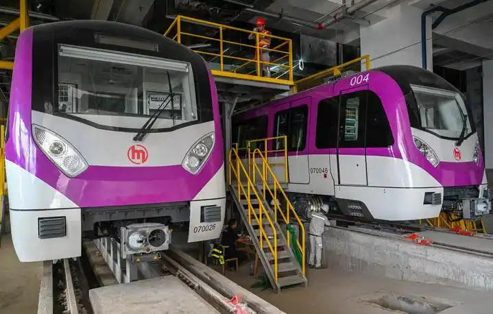 一身浪漫紫杭州地铁7号线列车来啦