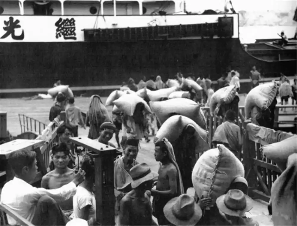 民国上海工人旧照:图二正打卡,图三发工资,图四男人在使缝纫机