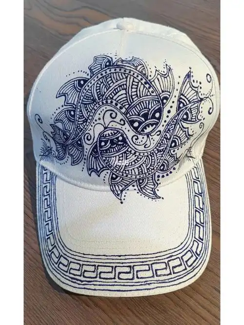 苗族服饰中频繁出现的交鱼纹图案,一般都是呈正圆形,一条鱼的鱼头嵌入