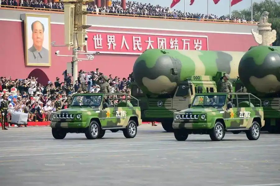 东风-41核导弹方队 (孙利 摄)对他们而言,坐进驾驶室就意味着走进战场
