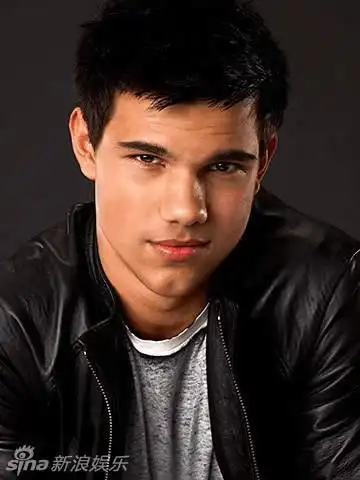 求暮光之城雅各布的照片!剧照或者演员写真都行.画面上不要有女人!