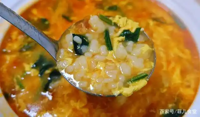 做疙瘩汤小窍门,1分钟做500多个面疙瘩,颗粒分明不糊锅,真简单