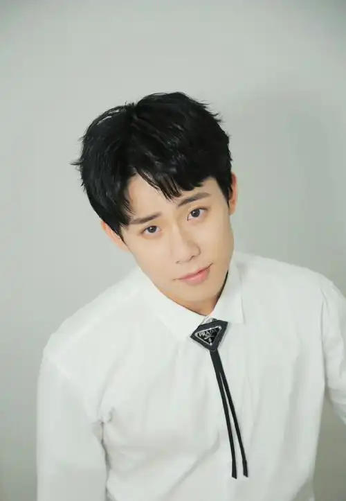 周奇阳光帅气图片写真