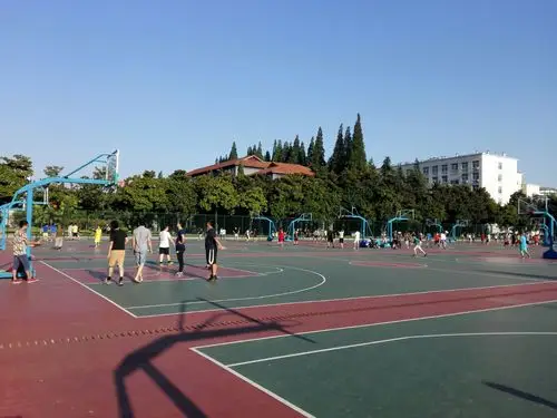 大学校园篮球场