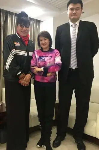 前女篮第一人郑海霞现状:步履蹒跚独自上山拜佛,丈夫许久未现身