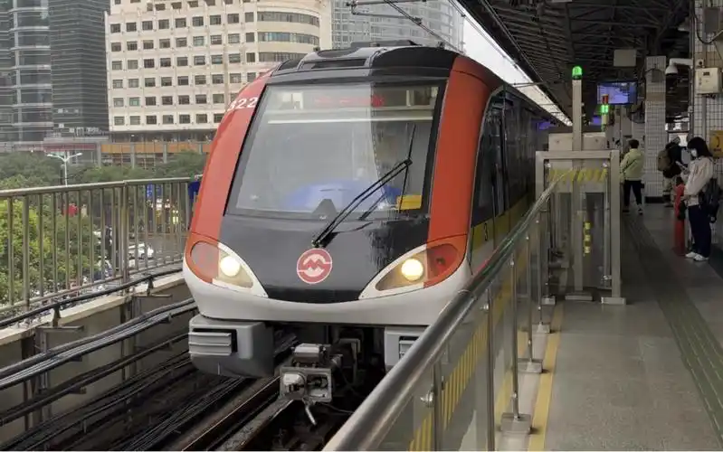 黄鱼322暴雨天中山公园出站 上海地铁3号线03a01型电客列车