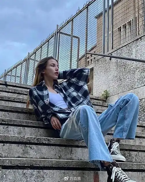 可能大家鲜少关注,但实际上如果你选择基础色帆布鞋,搭配的单品往往都