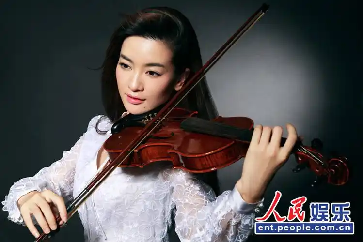 李晟优雅写真曝光 手拿小提琴气质优雅(组图)【3】