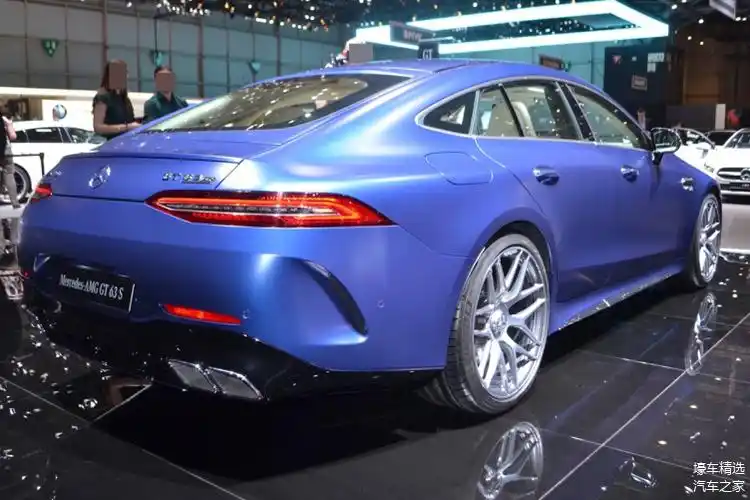 这款车的设计灵感来自vision amg概念车,头灯采用三角形造型,尾灯设计