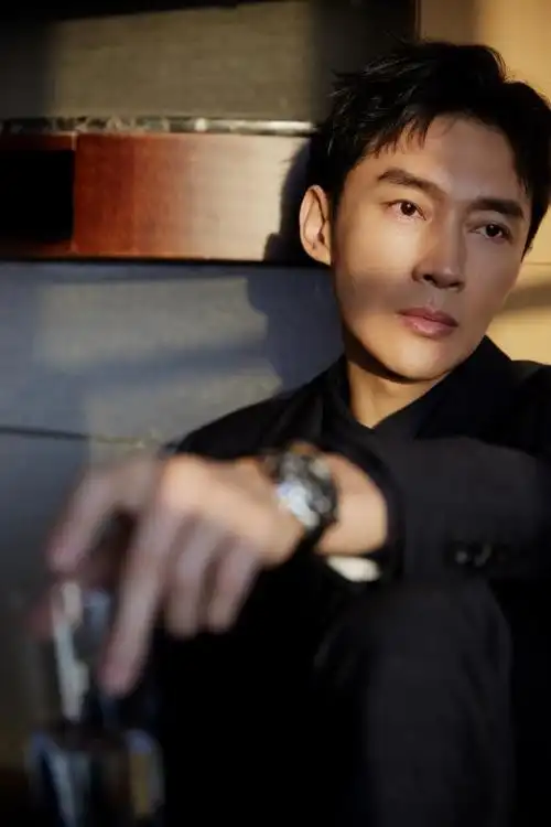 演员曹磊受邀出席2021搜狐时尚盛典进取之夜,一身黑色西服套装搭配