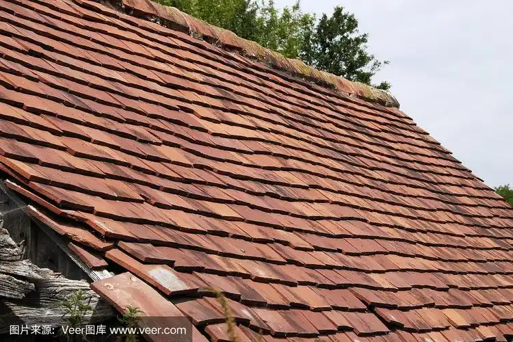 古老的红瓦屋顶