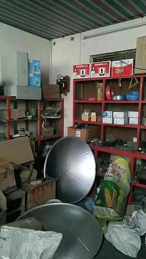 家电维修不干两年了,这些配件和材料还存放着,处理吧不值钱 每次看到