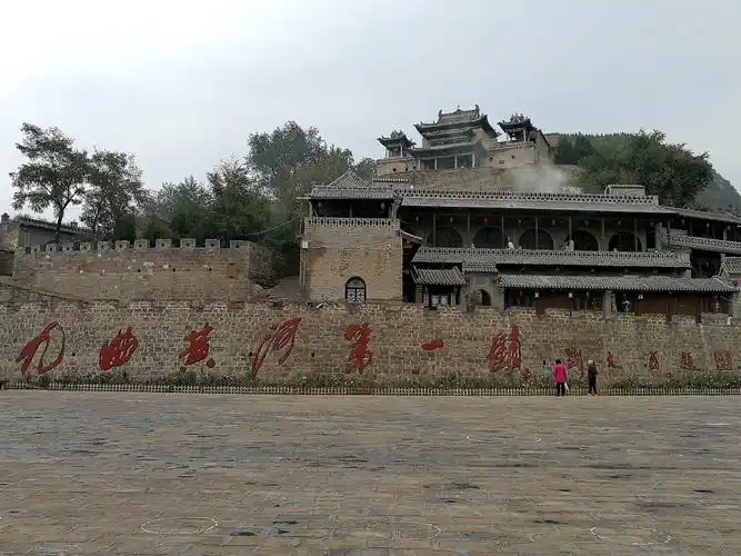 这里题壁字为九曲黄河第一镇,好有气势!