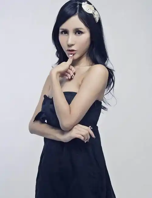 北京姑娘马诺:"宁坐宝马哭,不坐自行车笑"的她,现状如何了?