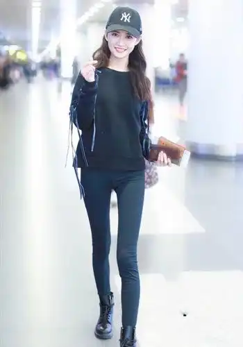 原创陈钰琪被嘲讽"腿缝太宽",机场大秀魔鬼身材,却因腿缝太宽败好感