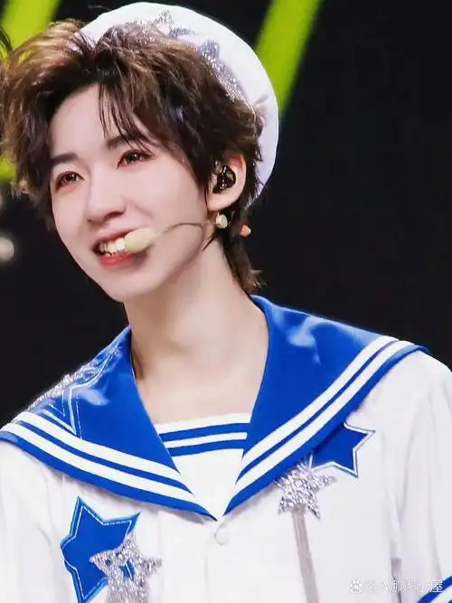 贺峻霖楼外楼演唱会神图(一)