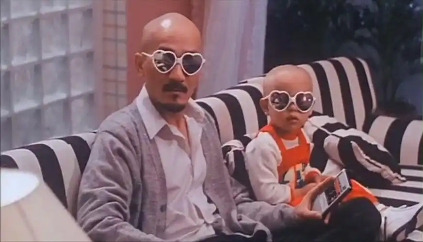 还记得《最佳拍档》麦嘉的儿子小光头吗? 如今沦为街头摆摊