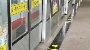 上海地铁1号线宝安公路出站富锦路方向