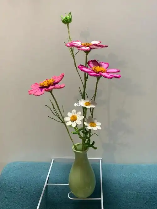 来个插花很漂亮的小雏菊和格桑花