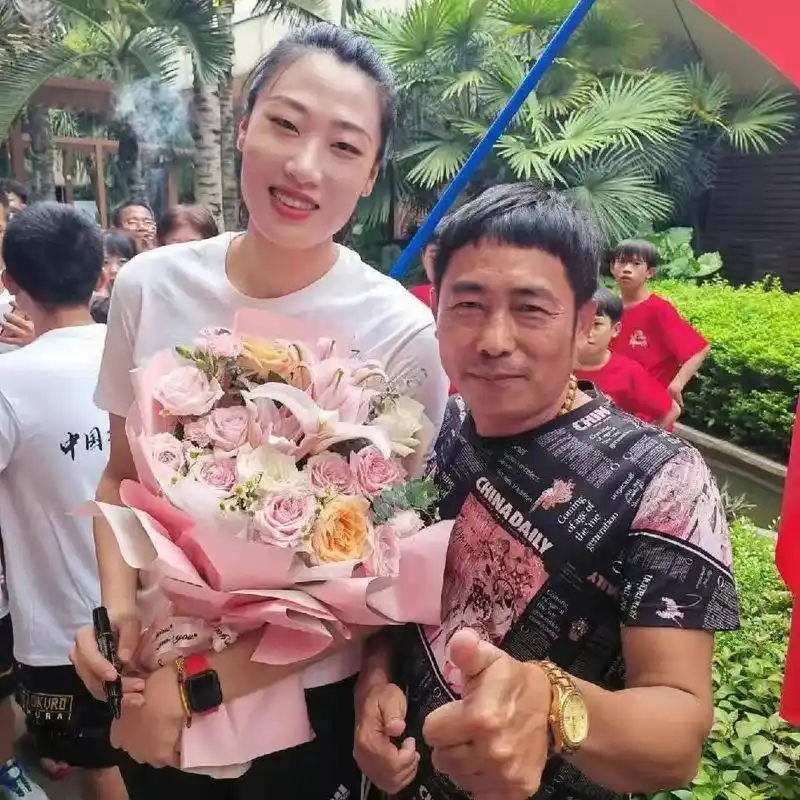 欢迎前国家女排主攻刘晏含来海南文昌铺前站 - 抖音