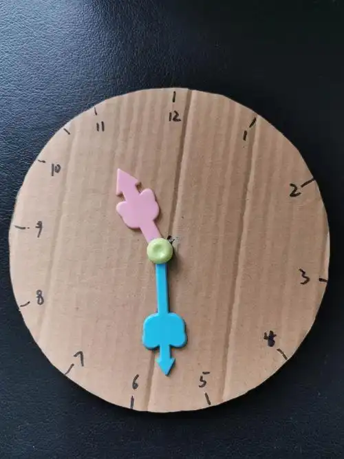 "我是小小设计师"—延职附小一年级六班数学创意钟表制作活动