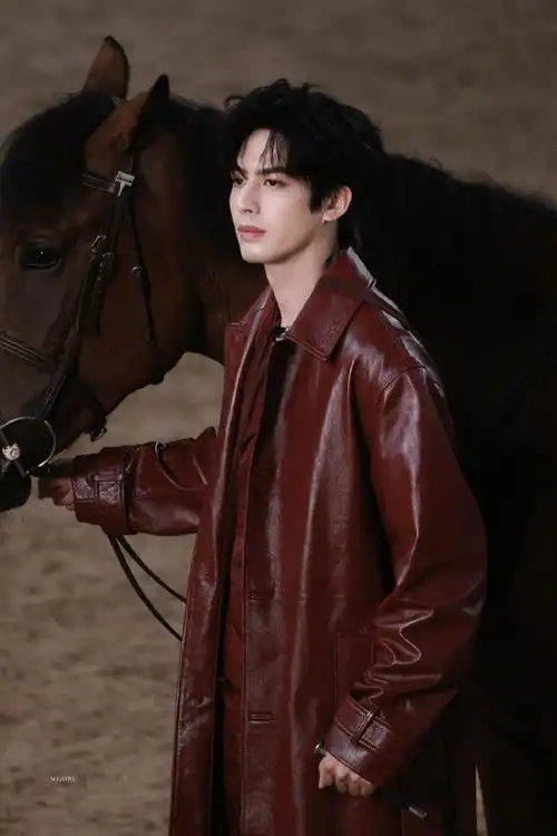 宋威龙99成都活动出发图,和马同框帅飞,活动现场路透也被评为雕塑般