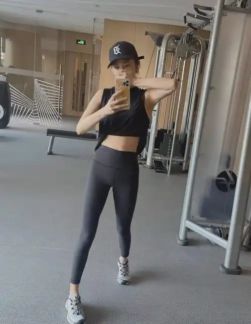 张雨绮健身房大秀纤腰长腿 戴帽子扮帅男孩
