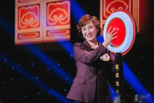 朱广权说看她一眼会偏航,七年手语主播终于在《开门大吉》开口说话了