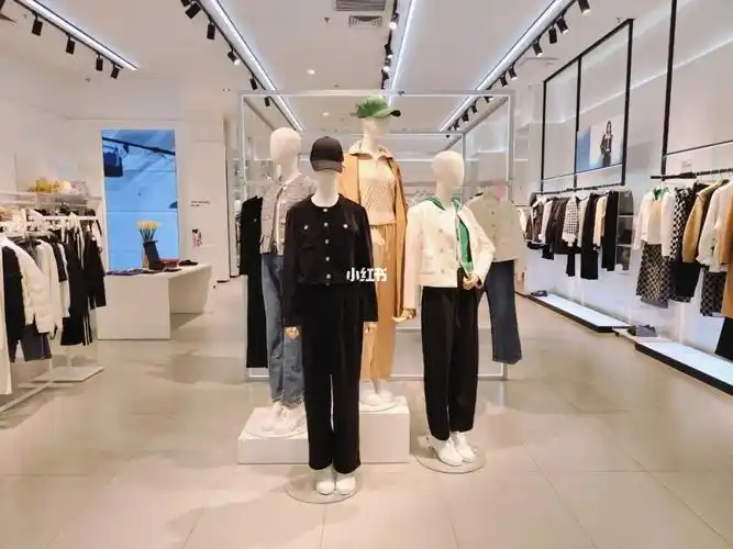 太平鸟女装专柜