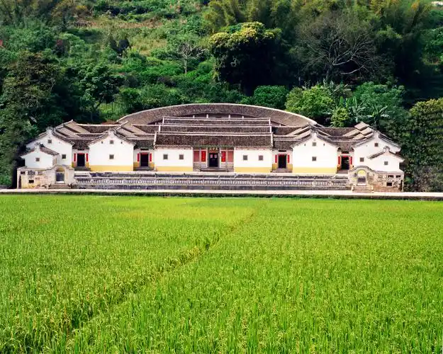客家围龙屋古城梅州有着独特的魅力,令人们心神向往.
