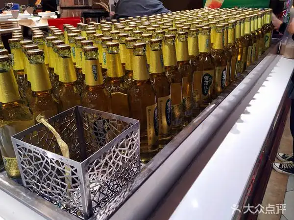 一瓶瓶的雪花啤酒摆放整齐