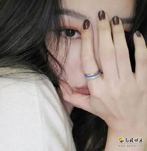 宣美在sns发布自拍照,散发性感诱惑魅力,半遮面look吸引粉丝们目光