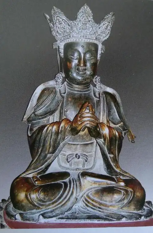 或左手托一小钵:67&明代 铜鎏金药师佛像,左手应有钵,已掉落